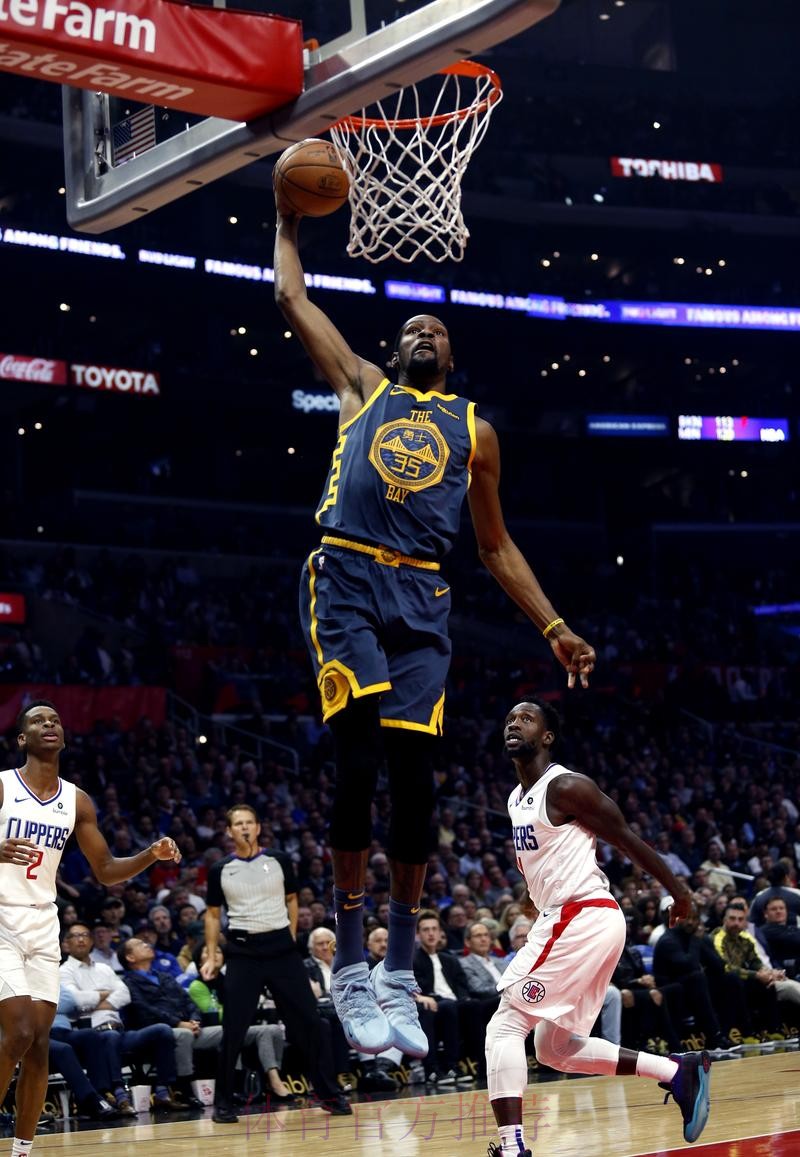 状态火热！杜兰特反击单臂暴扣得手